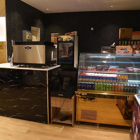Roya Al Andalus Hotel Medina Buitenkant foto A coffee machine in a hotel