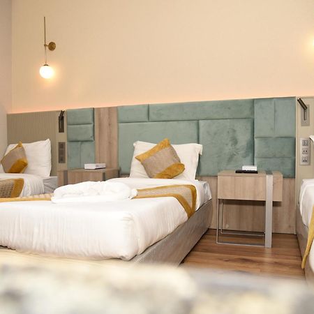 Roya Al Andalus Hotel Medina Buitenkant foto Family room