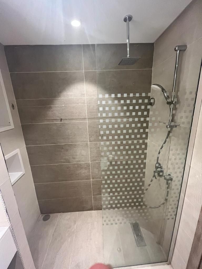 Roya Al Andalus Hotel Medina Buitenkant foto A shower