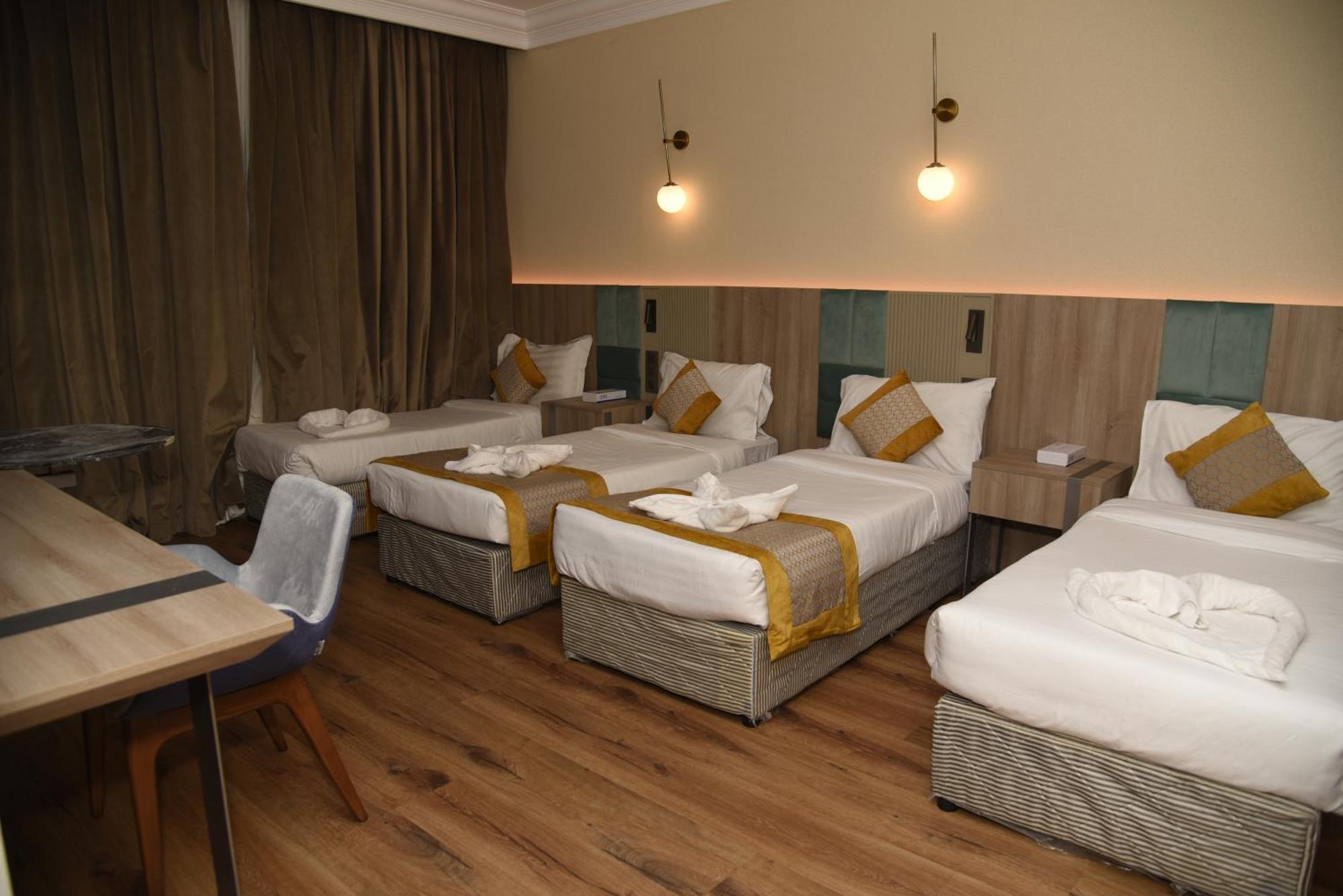 Roya Al Andalus Hotel Medina Buitenkant foto Family room