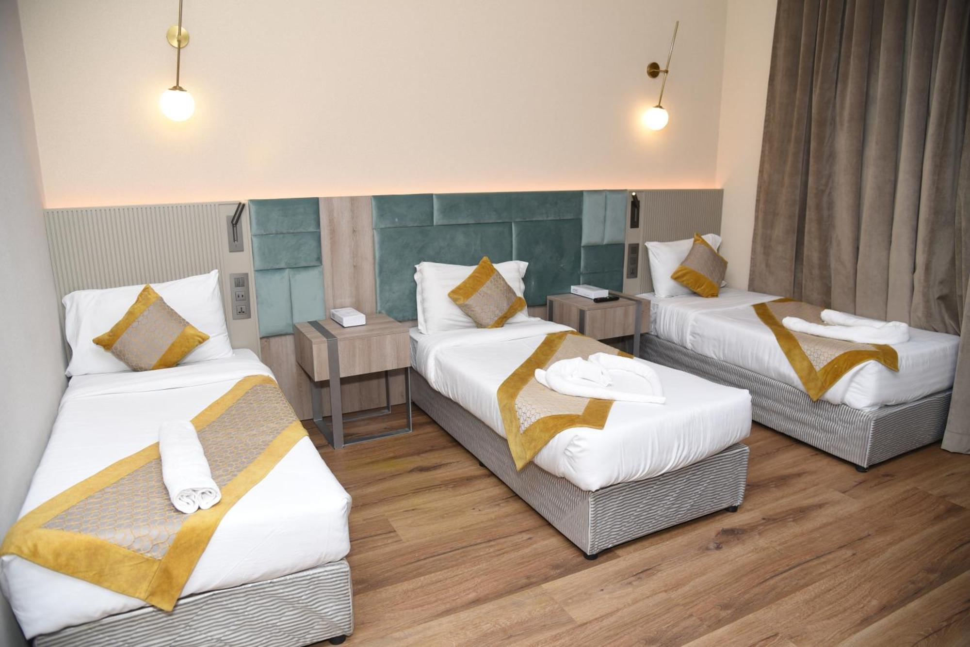 Roya Al Andalus Hotel Medina Buitenkant foto Family room