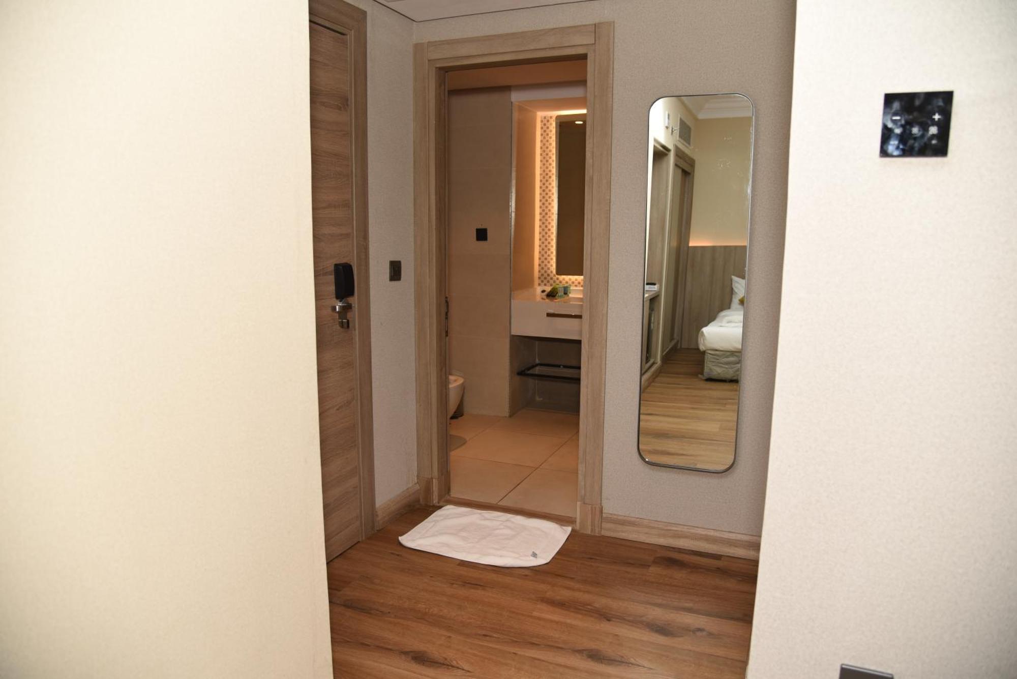 Roya Al Andalus Hotel Medina Buitenkant foto A room at the hotel