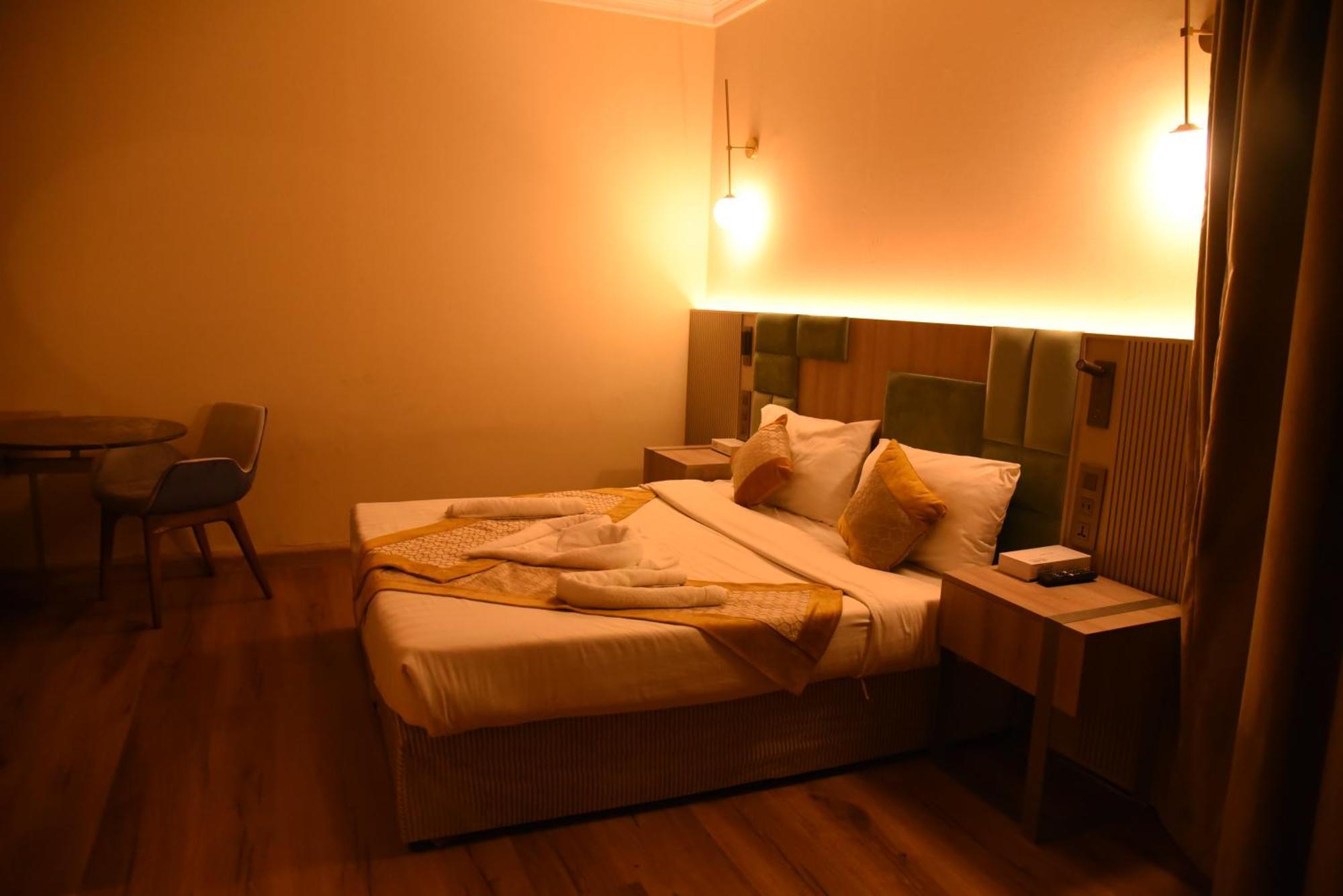 Roya Al Andalus Hotel Medina Buitenkant foto A room at the hotel