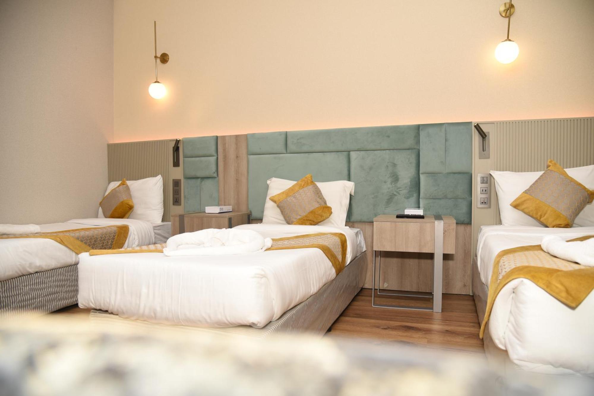 Roya Al Andalus Hotel Medina Buitenkant foto Family room