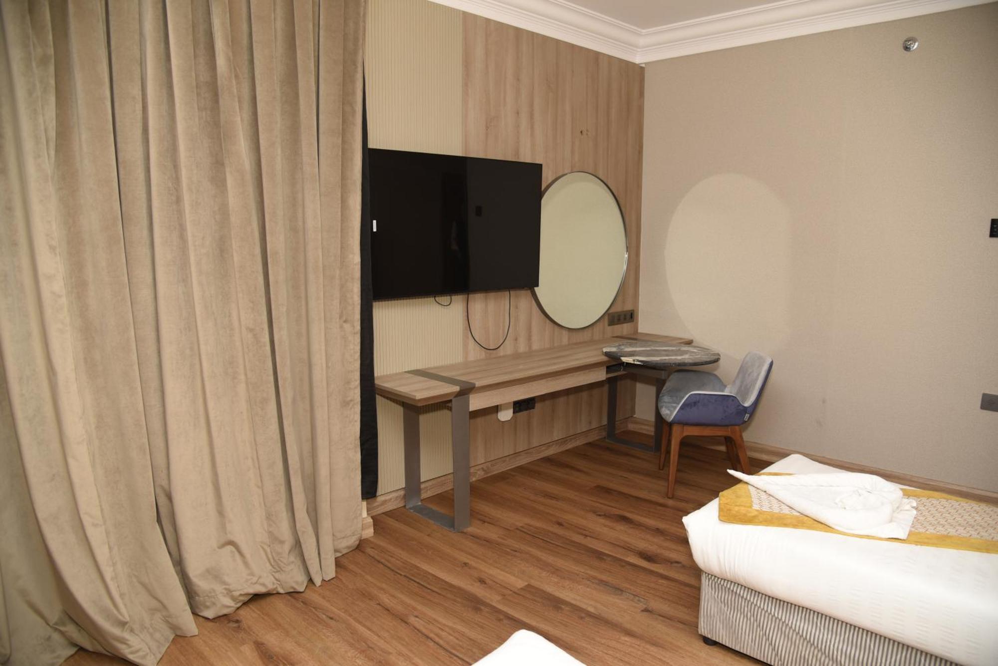 Roya Al Andalus Hotel Medina Buitenkant foto A room at the hotel