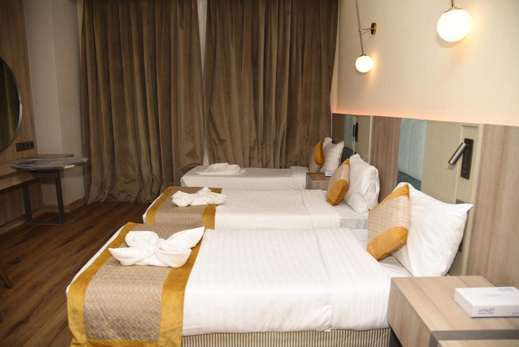 Roya Al Andalus Hotel Medina Buitenkant foto A room at the hotel