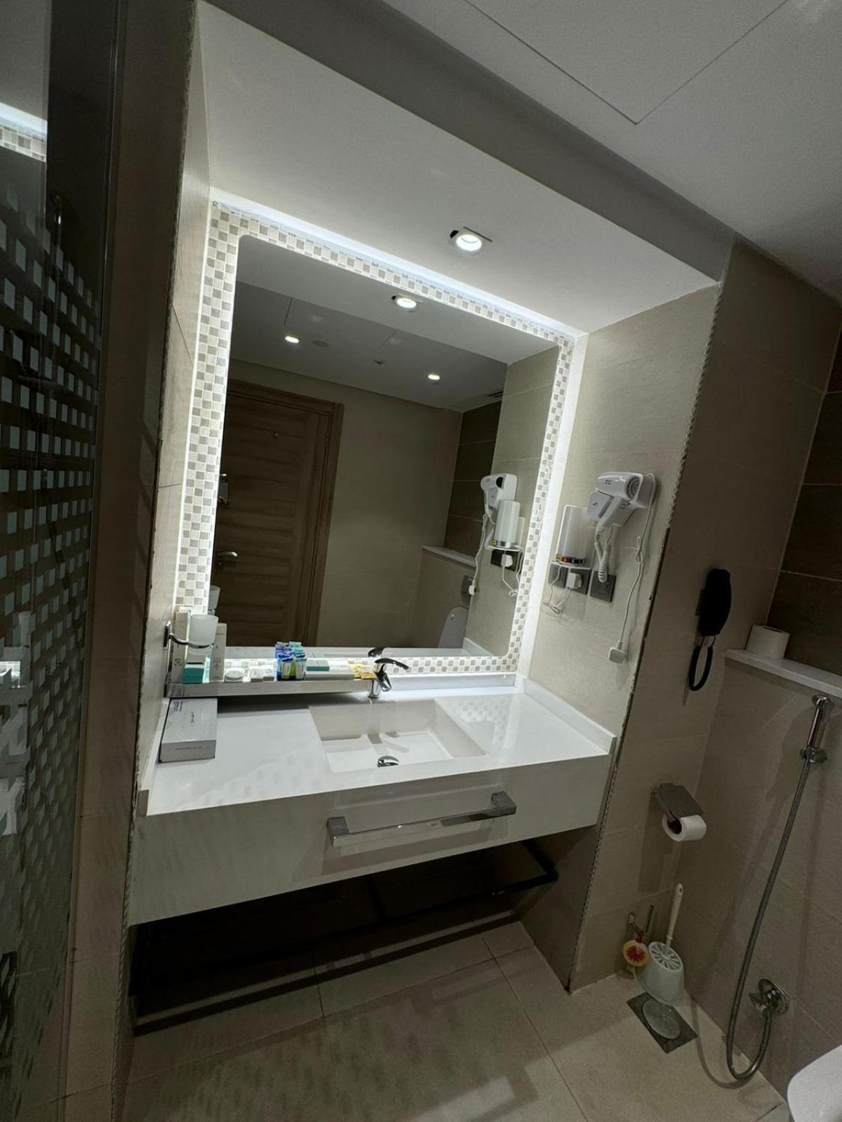 Roya Al Andalus Hotel Medina Buitenkant foto Bathroom in a hotel