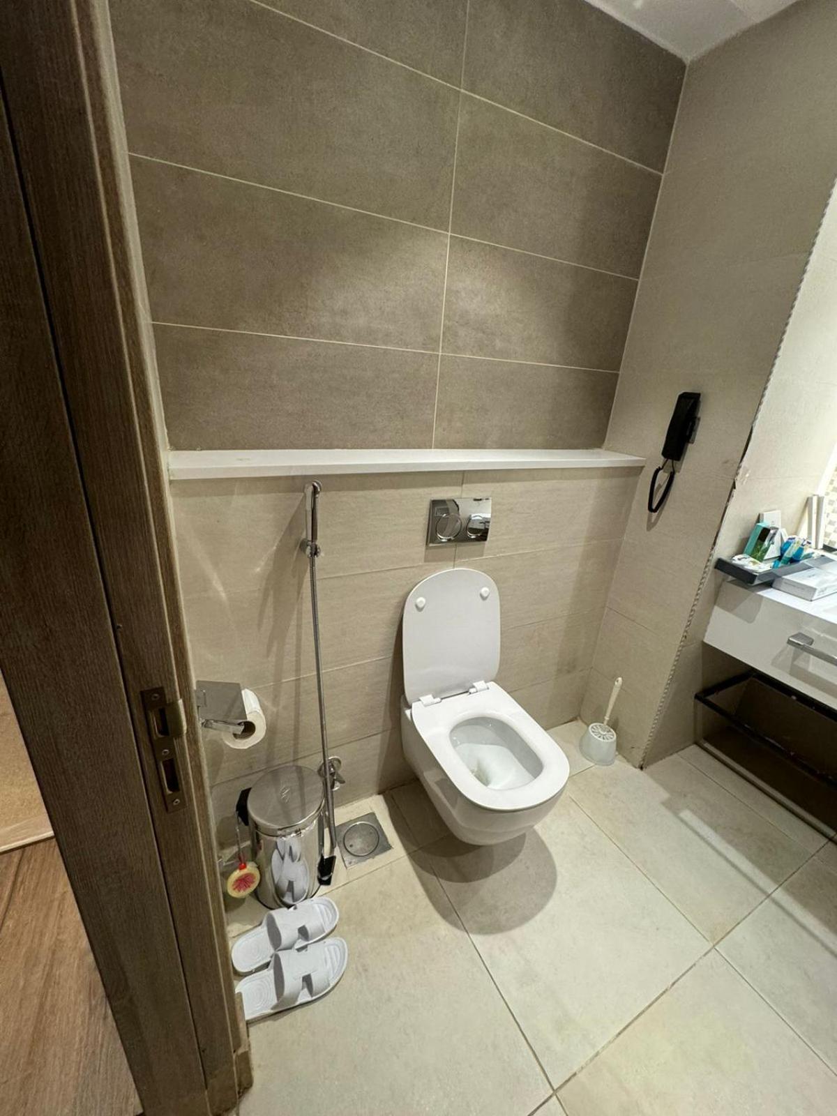 Roya Al Andalus Hotel Medina Buitenkant foto A toilet with a urinal