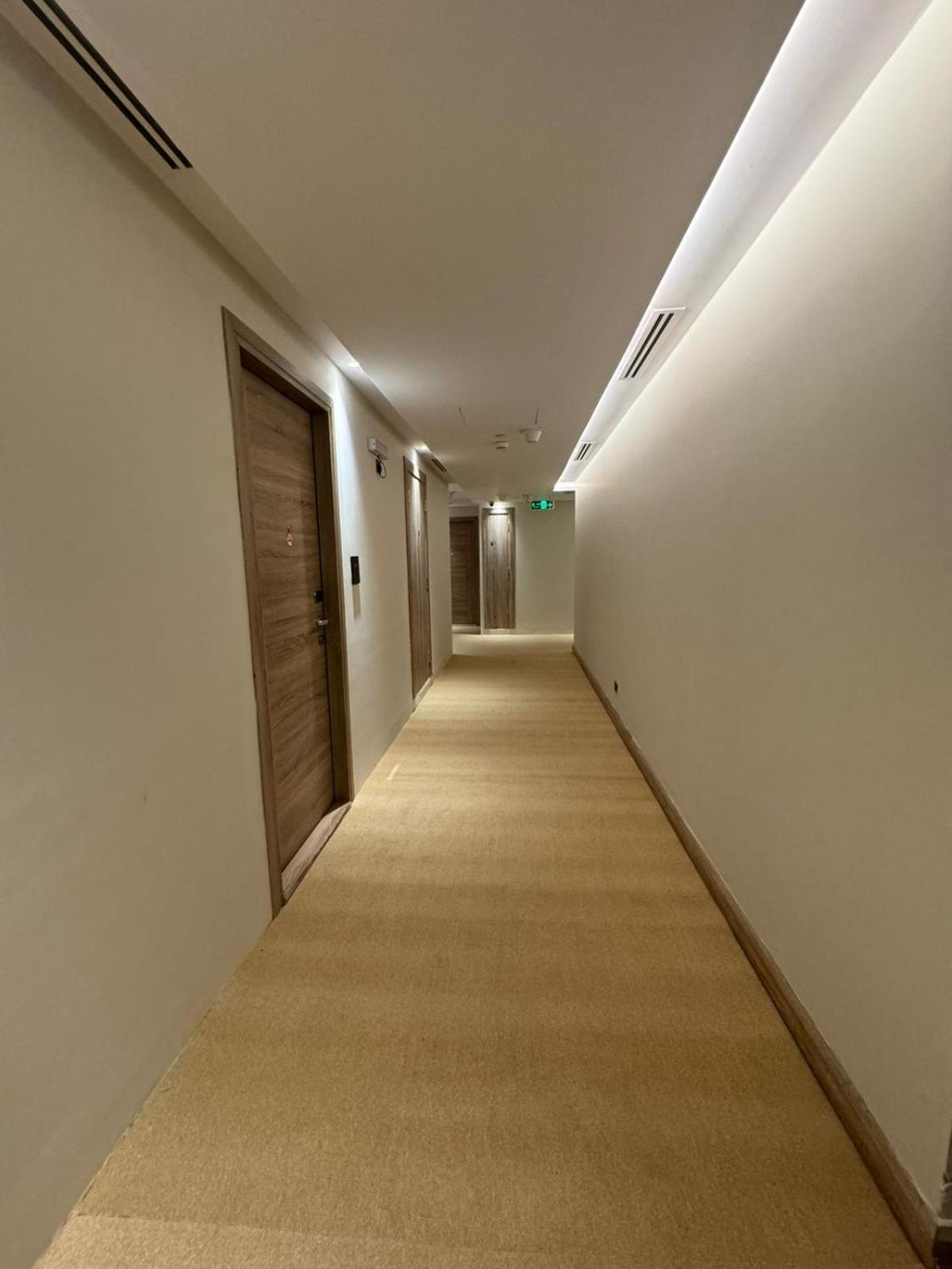 Roya Al Andalus Hotel Medina Buitenkant foto A corridor in the hotel