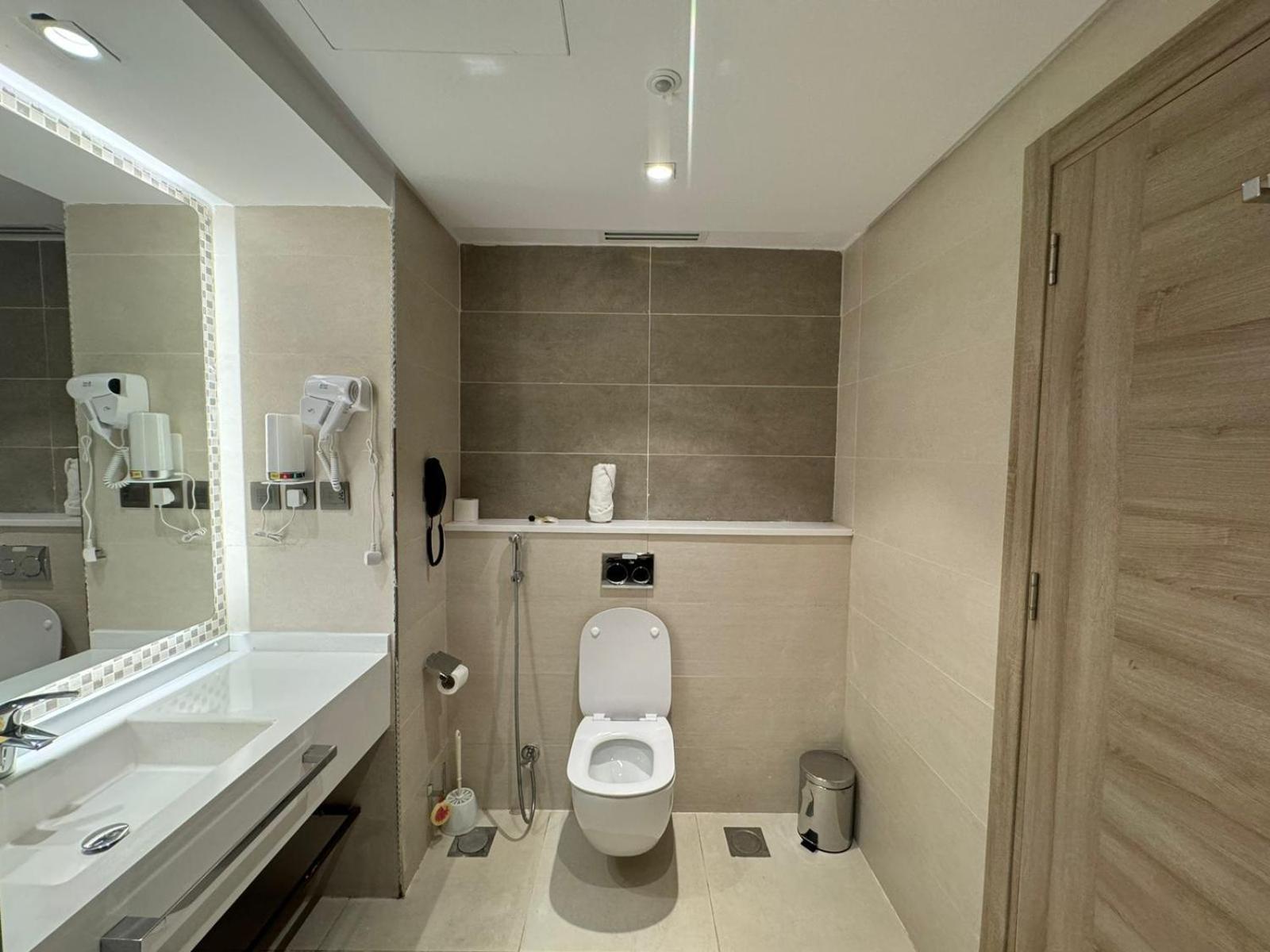 Roya Al Andalus Hotel Medina Buitenkant foto Bathroom in a hotel