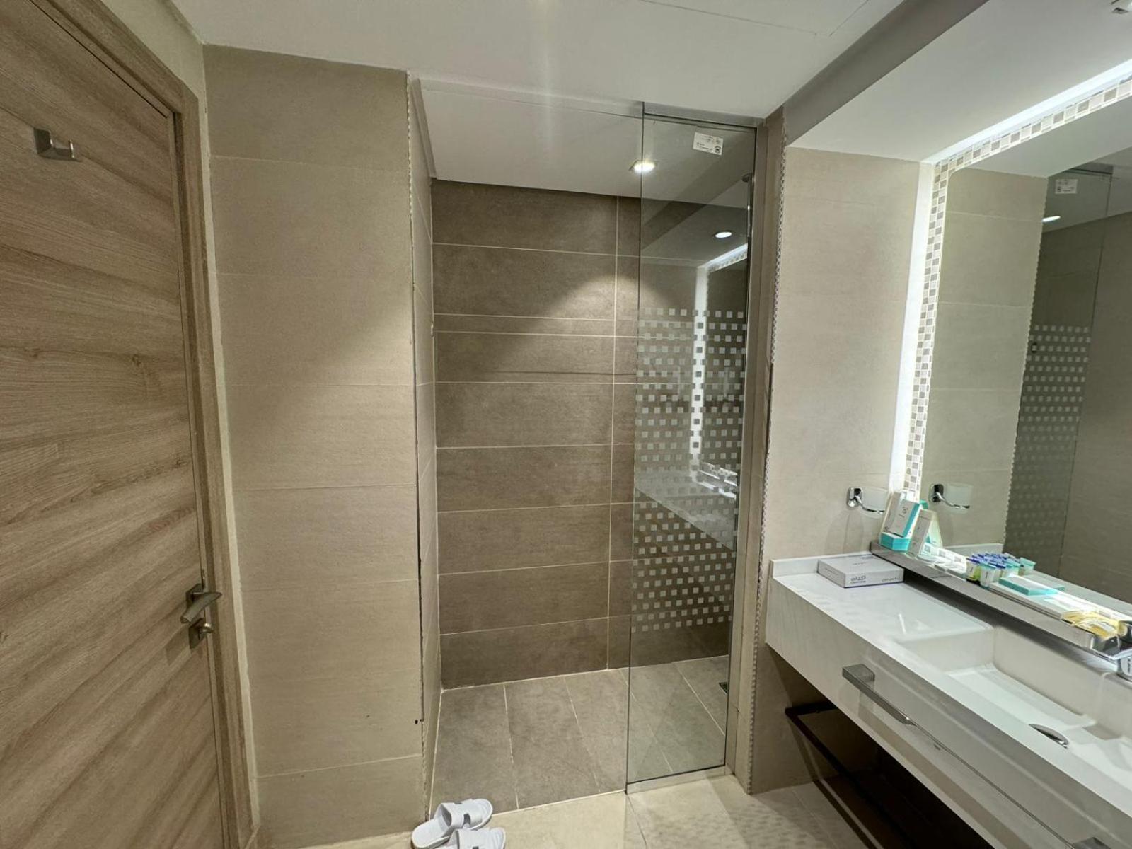 Roya Al Andalus Hotel Medina Buitenkant foto A shower enclosure