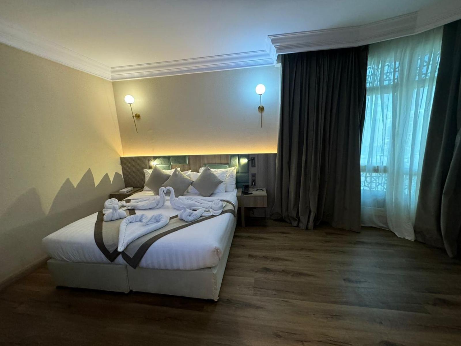 Roya Al Andalus Hotel Medina Buitenkant foto A room at the hotel